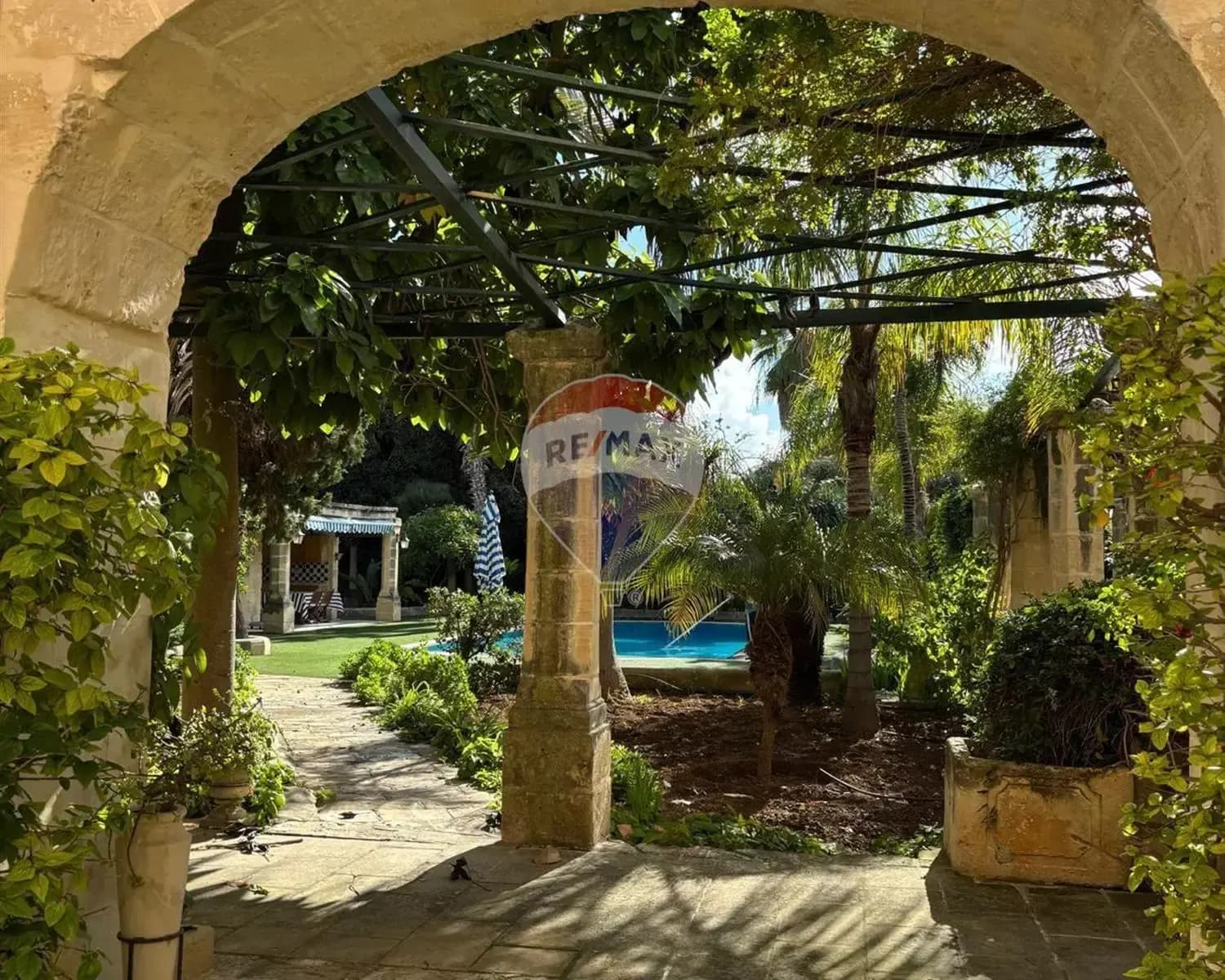 Townhouse with Pool — photo 3